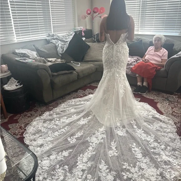 Elegant Lace Wedding Gown - Picture 3 of 4